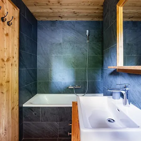 Authentic Swiss Nesoya Jacuzzi Sauna Domek alpejski Riddes